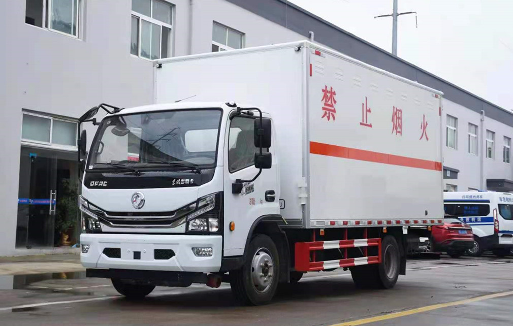 東風(fēng)5.15米貨廂爆破器材運輸車(chē)