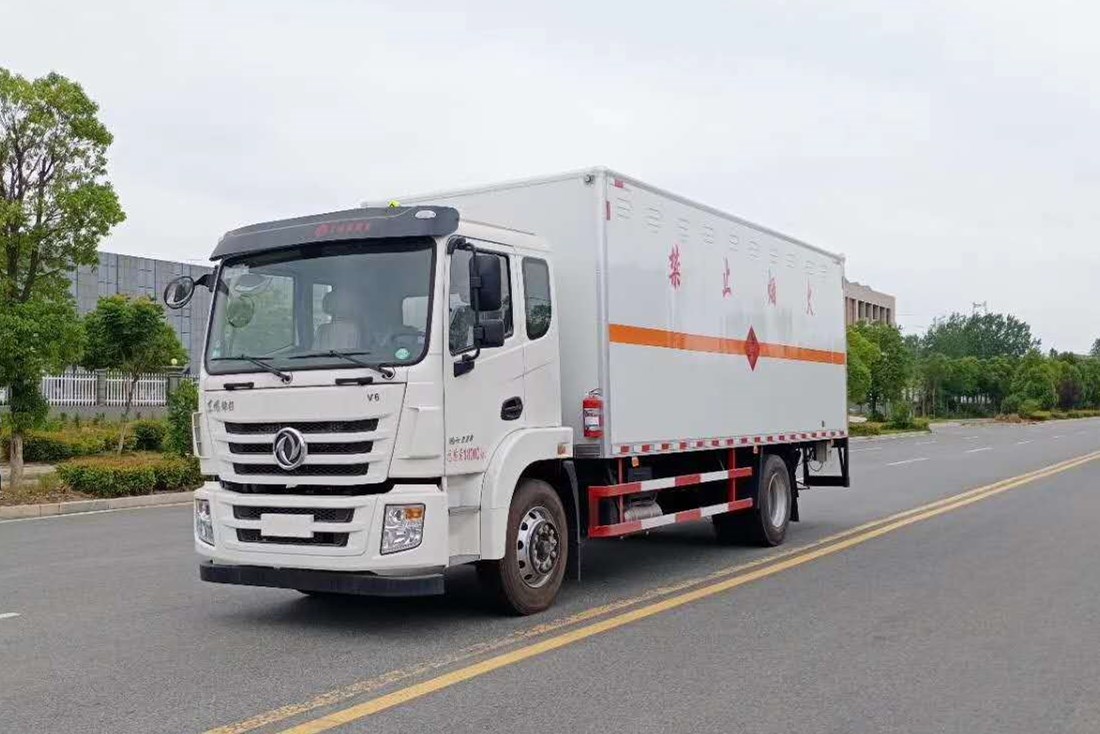 東風(fēng)錦程6米8易燃液體廂式運輸車(chē)