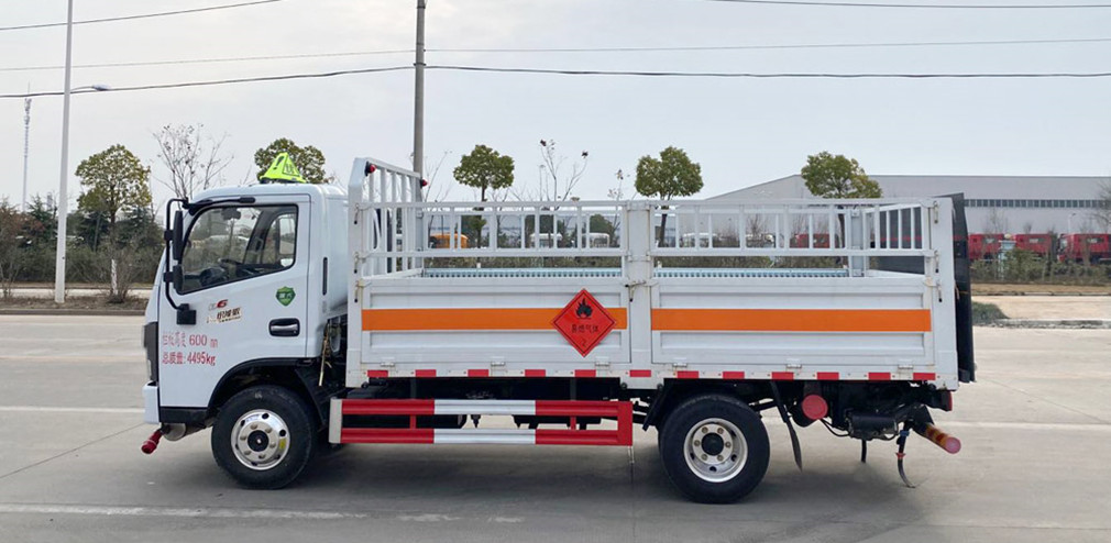 東風(fēng)4.1米貨廂氣瓶運輸車(chē)