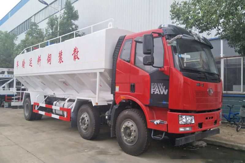解放小三軸散裝飼料運輸車(chē)