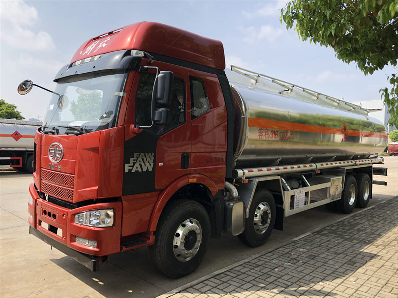 解放前四后八31.6方運油車(chē)